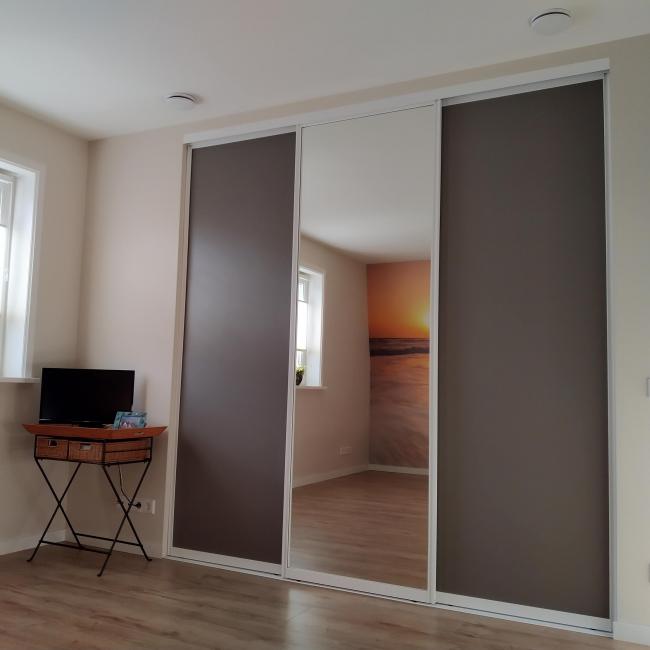 Donkere taupe schuifwand met spiegel