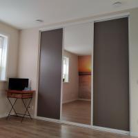 Donkere taupe schuifwand met spiegel