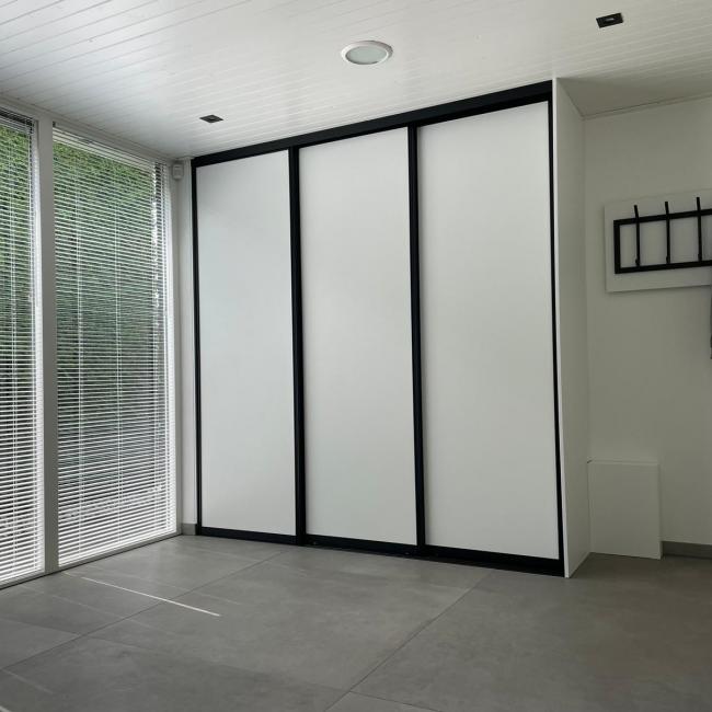 Mat witte schuifwand met 3 deuren en wit zijpaneel