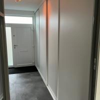 Witte schuifwand met 4 deuren en wit mat profiel