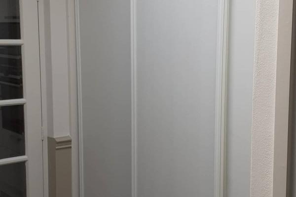 Driedeurs schuifwandkast met wit feelwood houten panelen