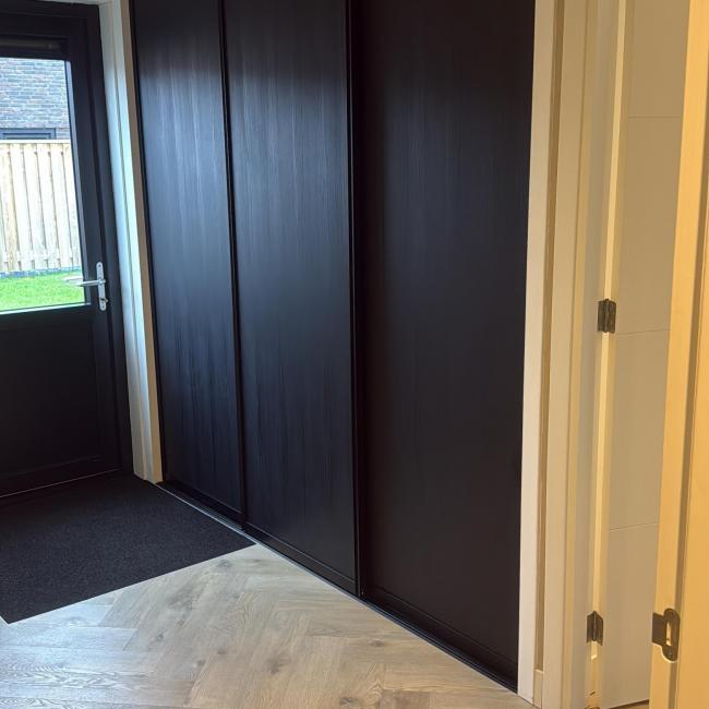 Schuifwandkast zwart Feelwood met antraciet profiel
