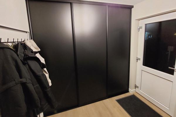 Mat zwarte schuifwand met 3 deuren