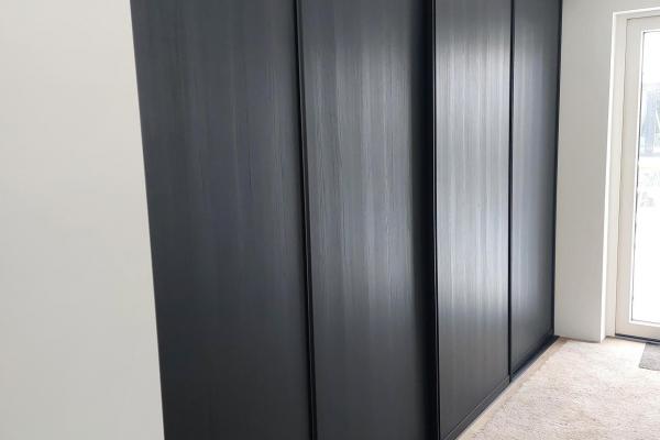 Vierdeurs schuifwand in zwart feelwood