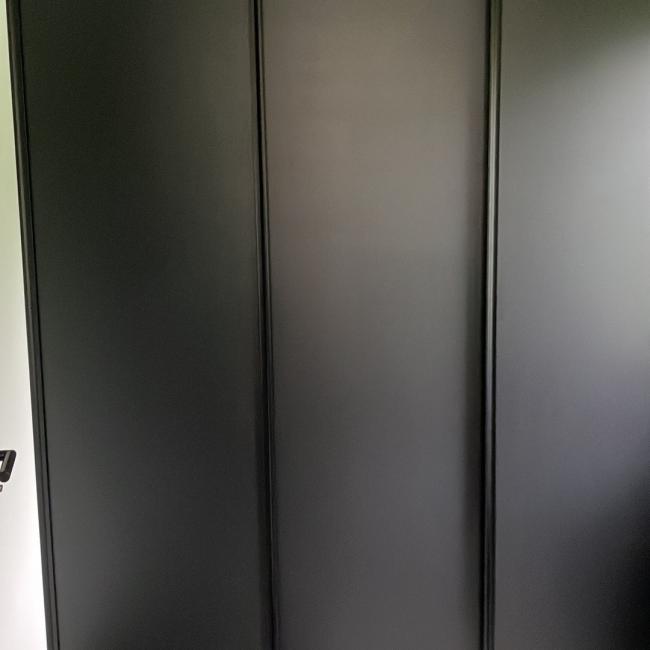 Schuifwandkast mat zwart met zwart profiel