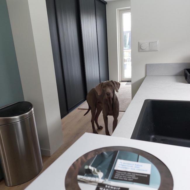 Zwarte schuifwandkast op maat in modern interieur