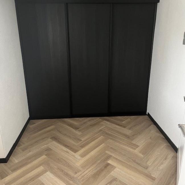 Strakke schuifwand in zwart feelwood