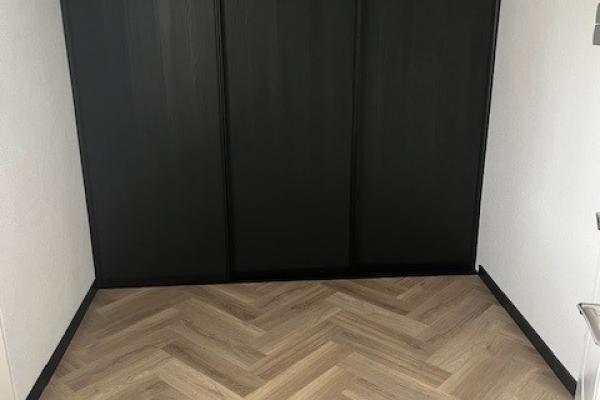 Strakke schuifwand in zwart feelwood