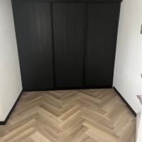 Strakke schuifwand in zwart feelwood