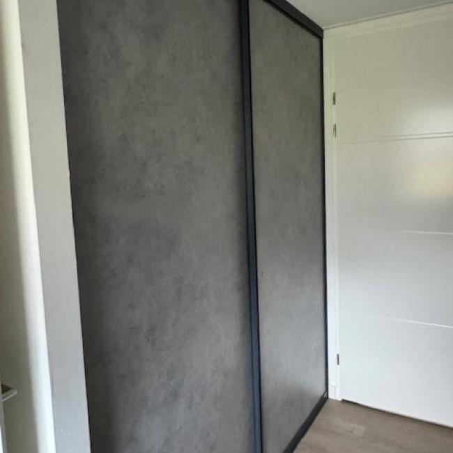 Schuifwandkast licht grijs met aluminium profiel