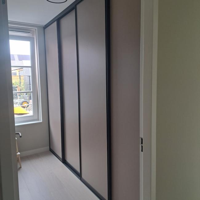 4-deurs steengrijze schuifwand