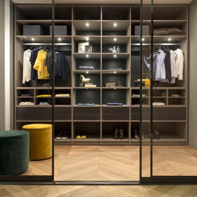 Creëer een kledingkamer met inloopkast op zolder | Schuifwanden.nl