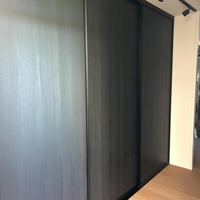 Compacte schuifkast in zwart feelwood