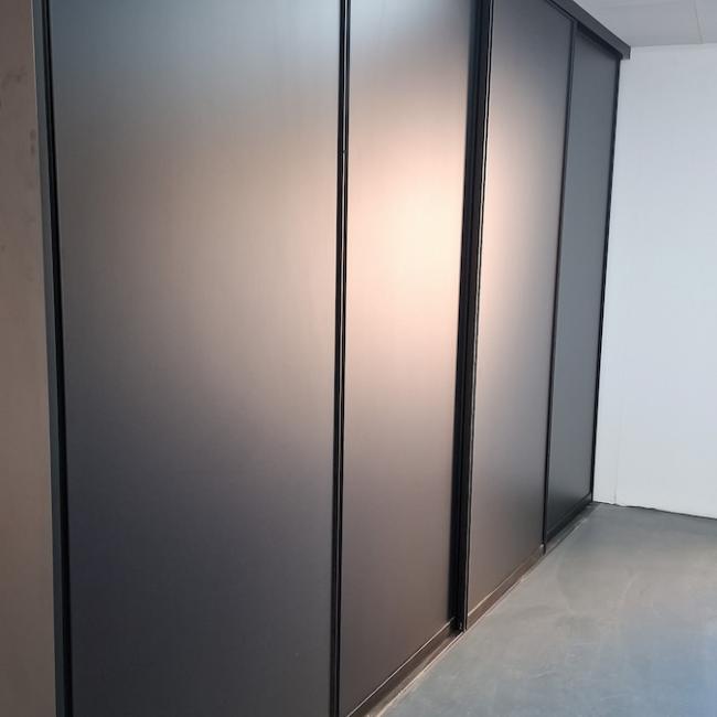 Matzwarte schuifwand