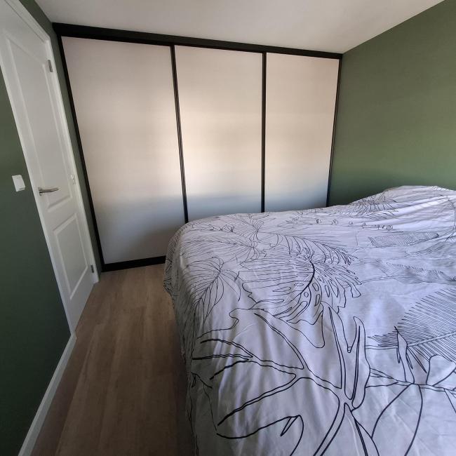 Schuifwandkast kasjmier grijs met zwart profiel