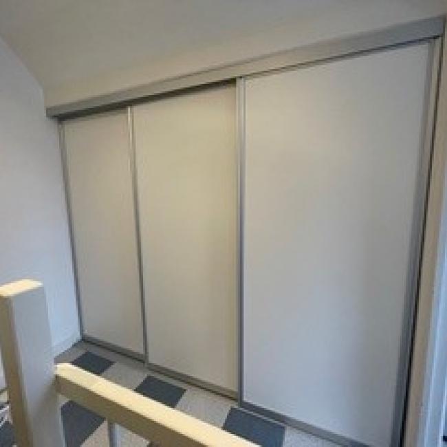 Witte schuifwand met aluminium rails