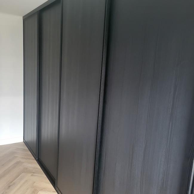 Grote schuifwand in zwart feelwood