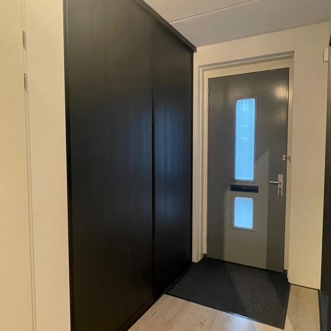 Tweedeurs schuifwand in zwart feelwood