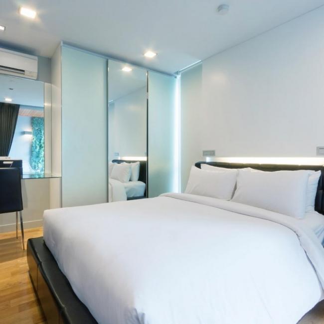 Glas gematteerde schuifwandkast met spiegel