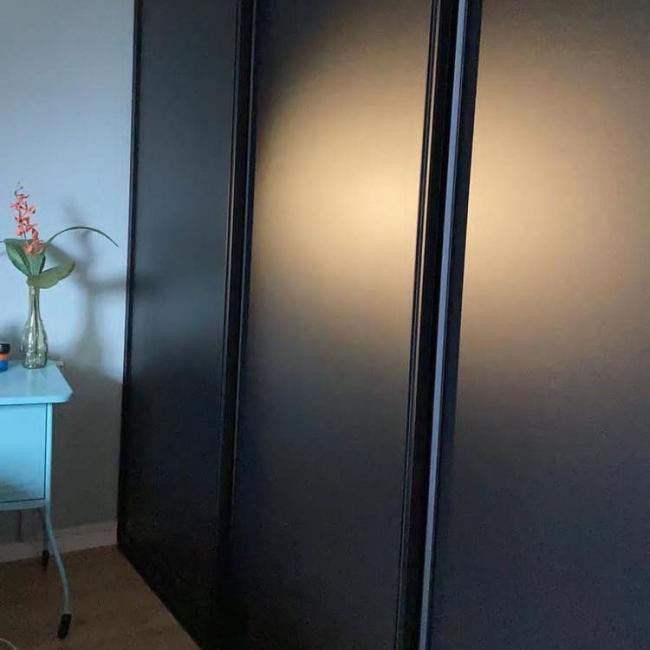 Zwarte 3-deurs schuifwand