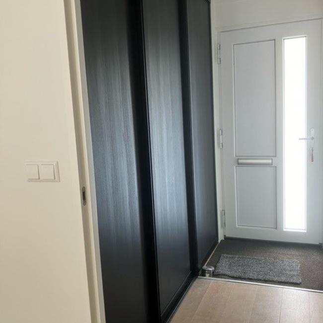 Driedeurs schuifwand in zwart feelwood