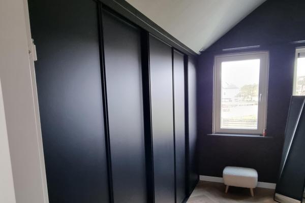 Mat zwarte schuifwand met 5 deuren