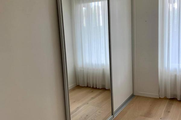 Witte schuifwandkast met spiegelpaneel